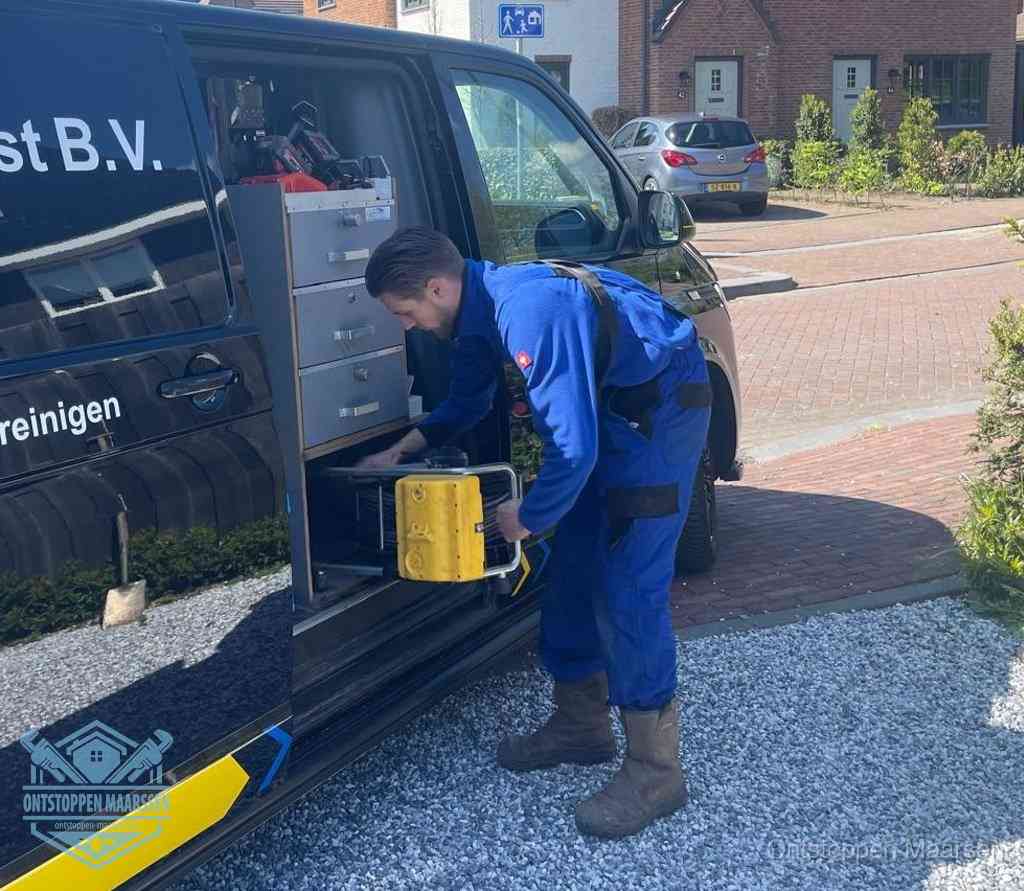 Monteur pakt gereedschap uit de bus, bespaartips voor riool ontstoppen in Maarssen