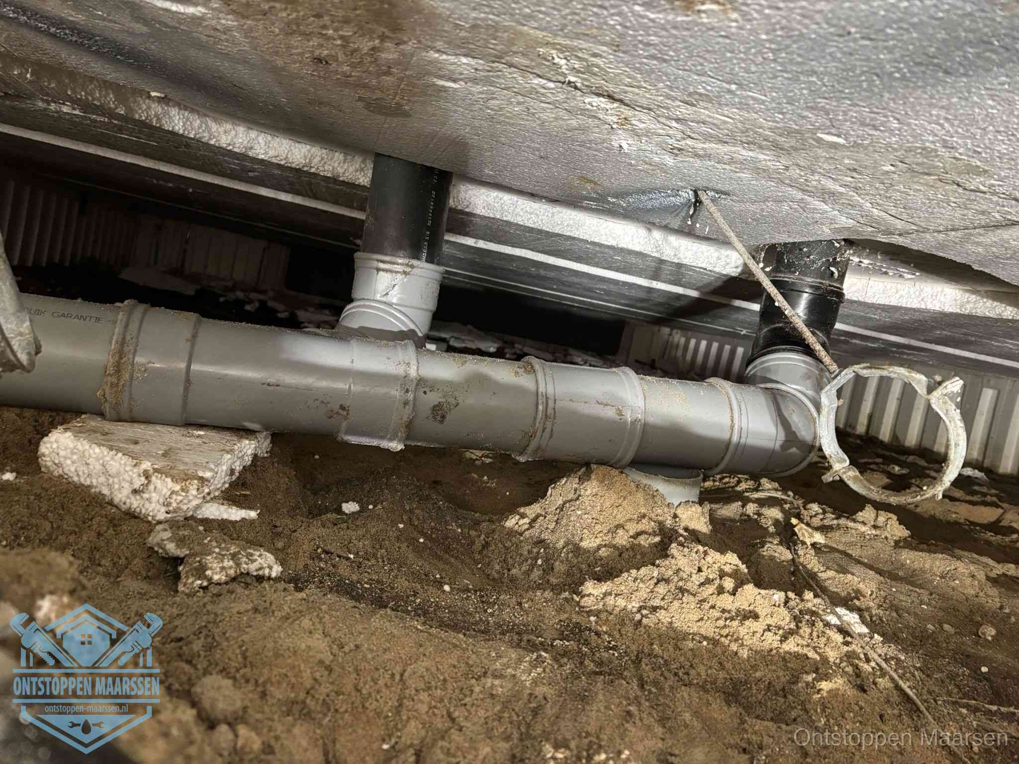 PVC-buizen in de kruipruimte van een gemengd of gescheiden rioolstelsel in Maarssen