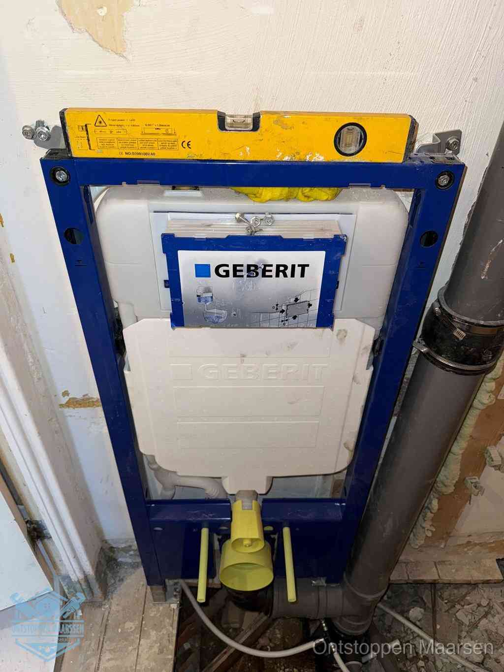 Een Geberit inbouwreservoir met frame voor een hangtoilet tegen de wand, met de afvoerbocht naar de vloer, kenmerkend voor een verstopt hangtoilet in Maarssen