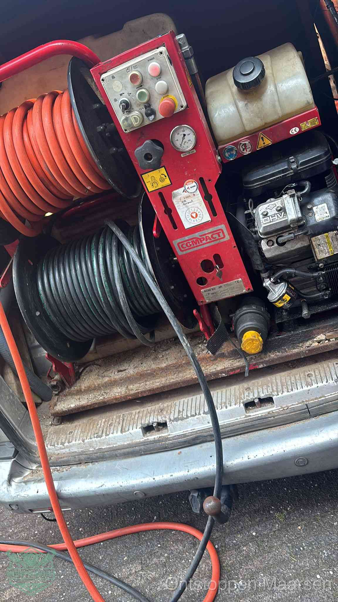 Een rood hogedruk-rioolreinigingstoestel in de laadbak van de bedrijfsbus, apparatuur voor een hardnekkige afvoerverstopping in Maarssen