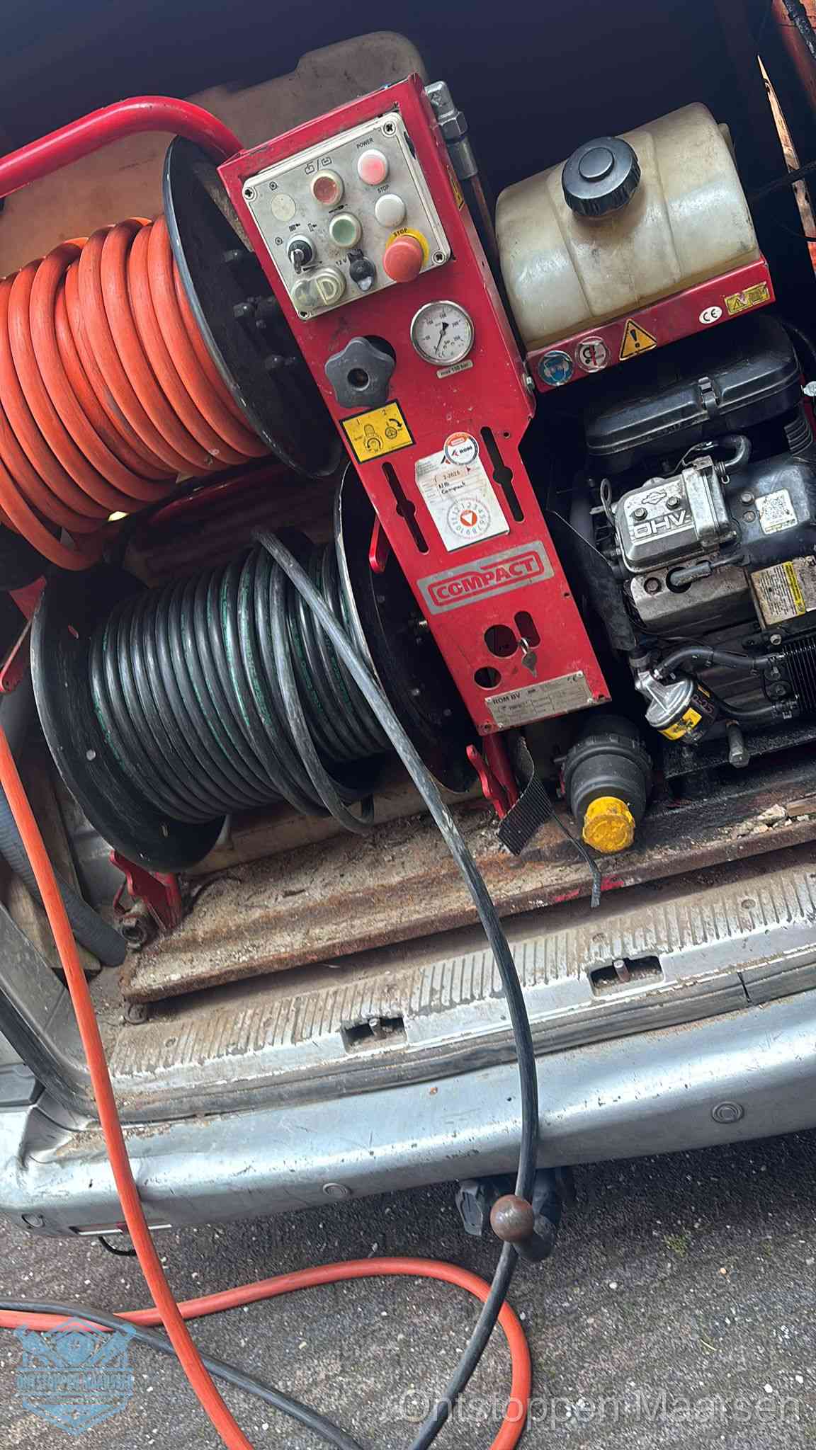 Hogedrukreiniger met slanghaspels in de bus voor het ontstoppen van het riool in Maarssen