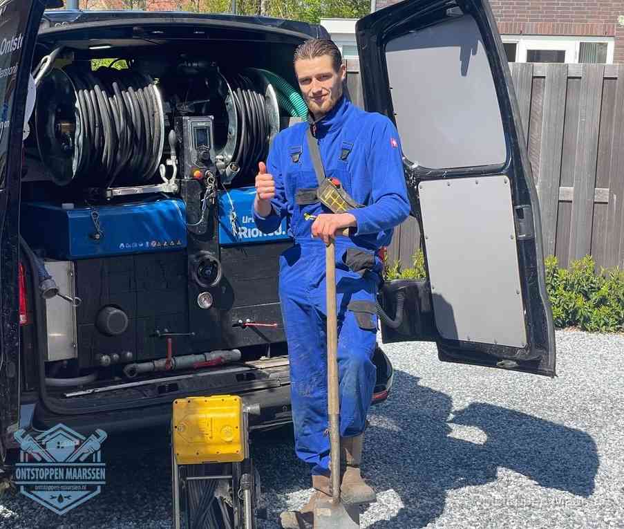 Monteur met duim omhoog bij de rioolreinigingsbus, duidelijke kosten voor riool ontstoppen in Maarssen