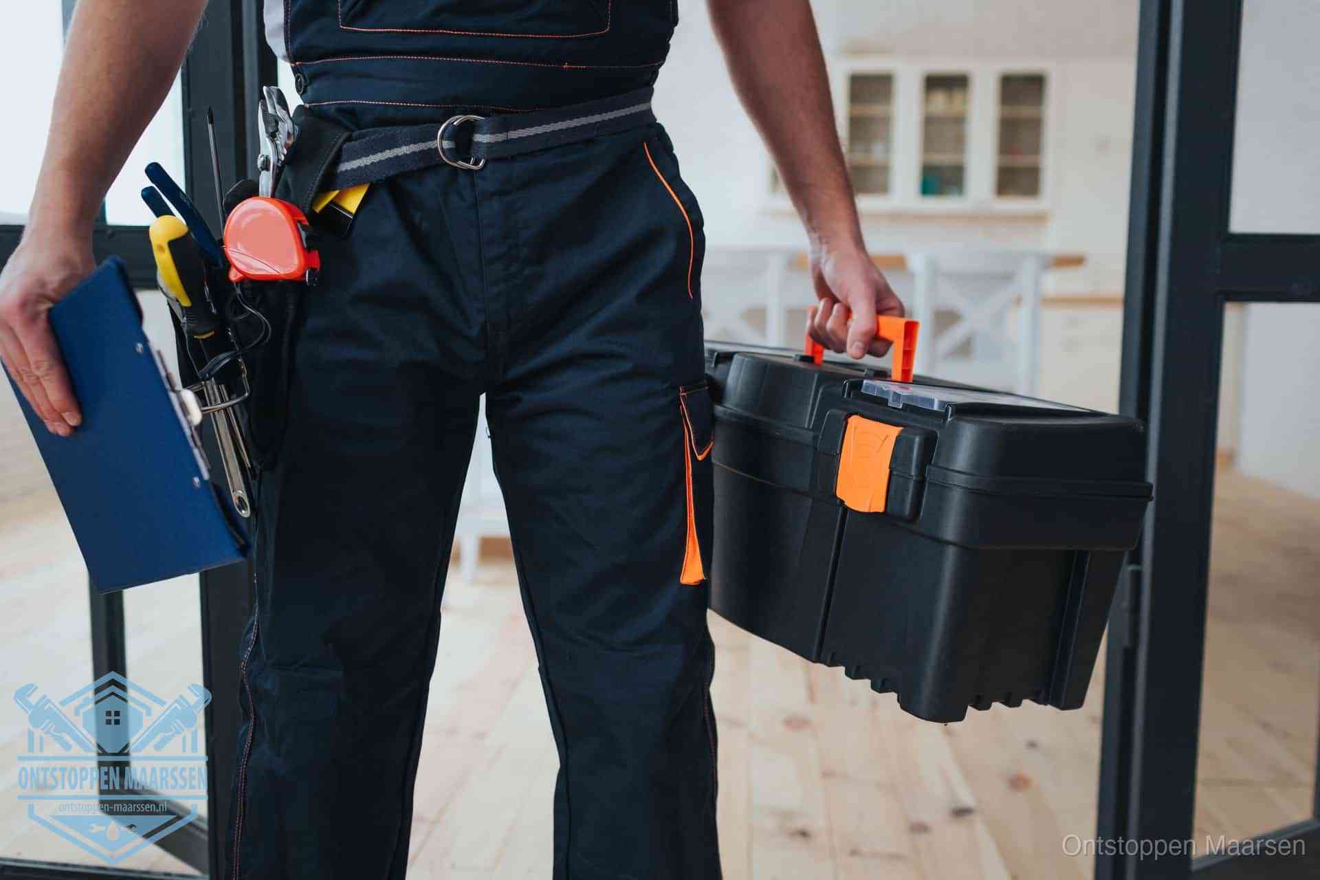 Een monteur met gereedschapsriem en klembord, klaar om een transparante prijs voor het wc ontstoppen in Maarssen te geven