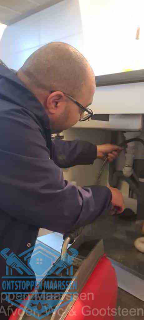 loodgieter-aan-het-werk-in-badkamer