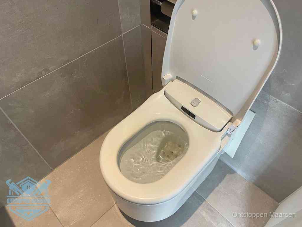 Een toiletpot vol troebel water met drijvend papier en restanten, de meest voorkomende oorzaak van een verstopte wc in Maarssen
