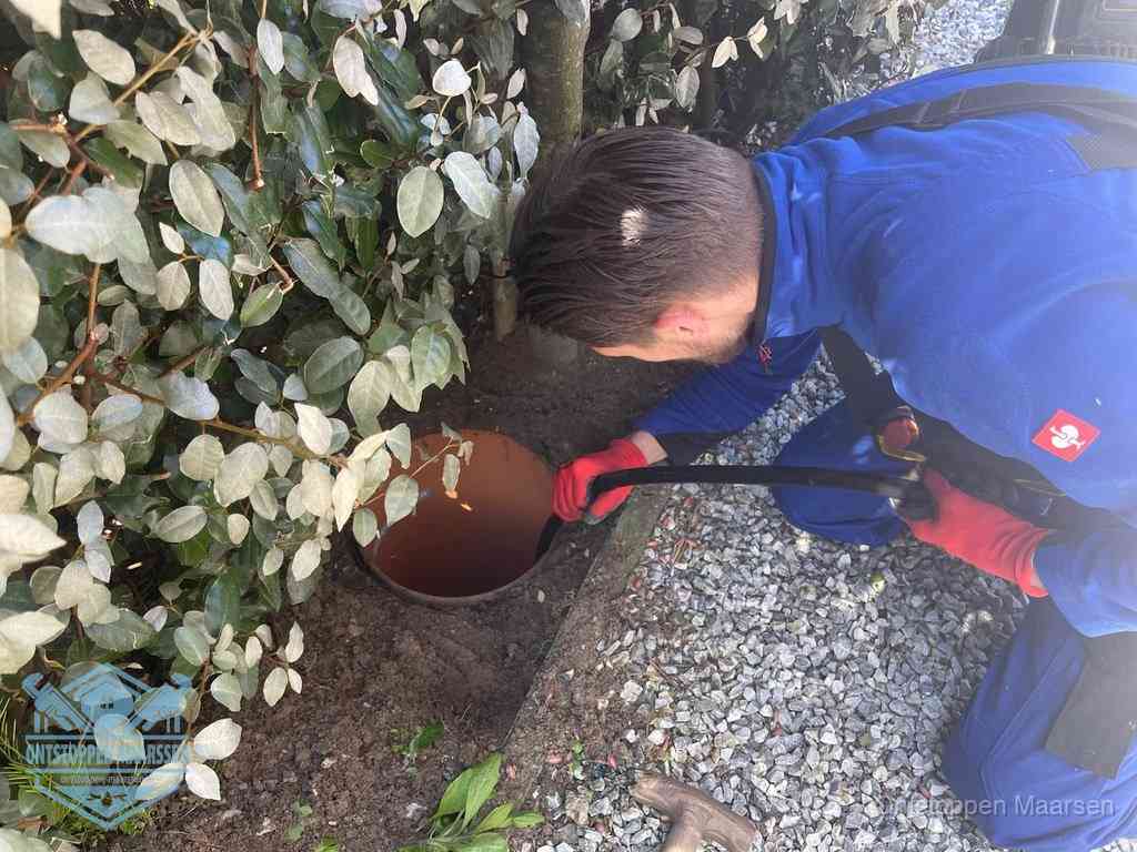 Monteur reinigt een rioolput met een slang, periodieke rioolreiniging in Maarssen