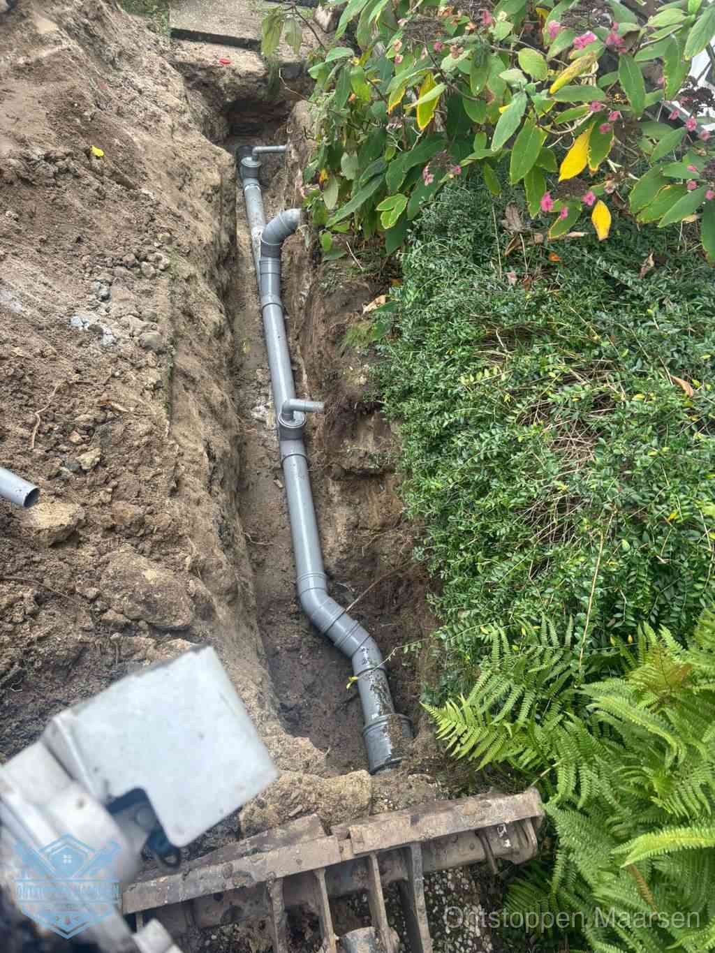 Open sleuf met nieuwe PVC-buizen, riool repareren en vervangen in Maarssen