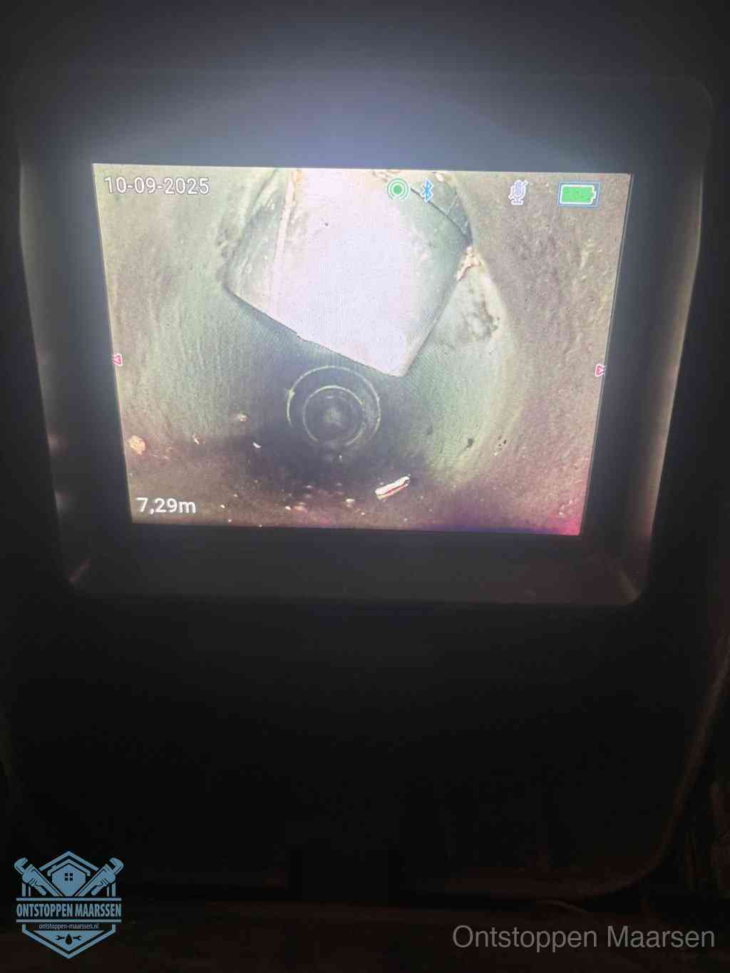 Camerabeeld van een verzakte rioolbuis diep onder de grond, een rioolverzakking in Maarssen