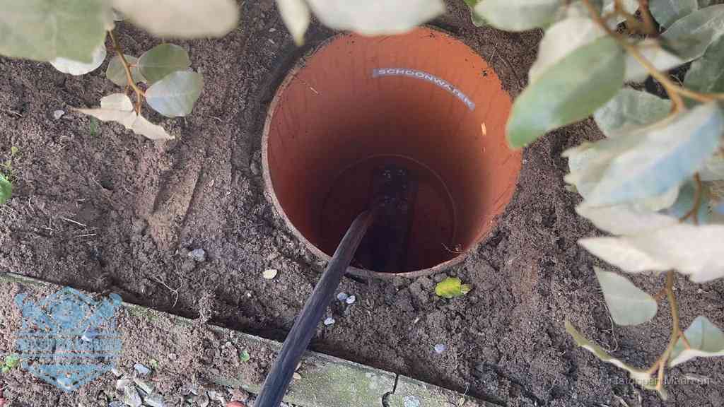 Open inspectieput in de tuin waar een veer rioolvliegjes en stankoverlast aanpakt in Maarssen