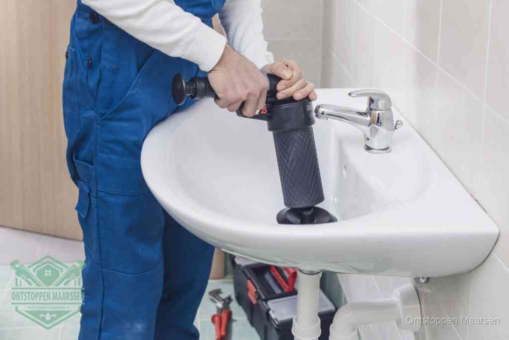 Een te ruwe doe-het-zelf poging met een hand-pomp op de afvoer van een badkamer-wastafel, een van de veelgemaakte fouten bij afvoer ontstoppen in Maarssen