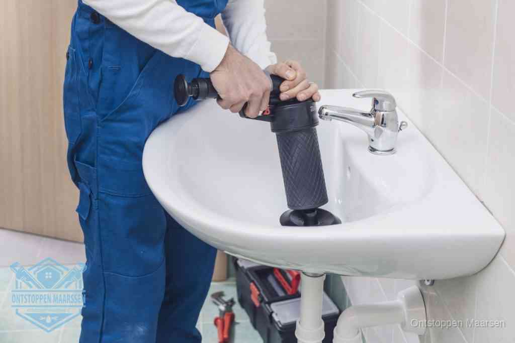 Een te ruwe doe-het-zelf poging met een handmatige perslucht-ontstopper op een sanitair-afvoer, een van de veelgemaakte fouten bij wc ontstoppen in Maarssen