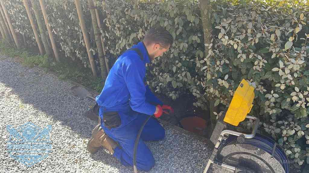 Monteur aan het werk bij een rioolput, de werkwijze voor riool ontstoppen in Maarssen