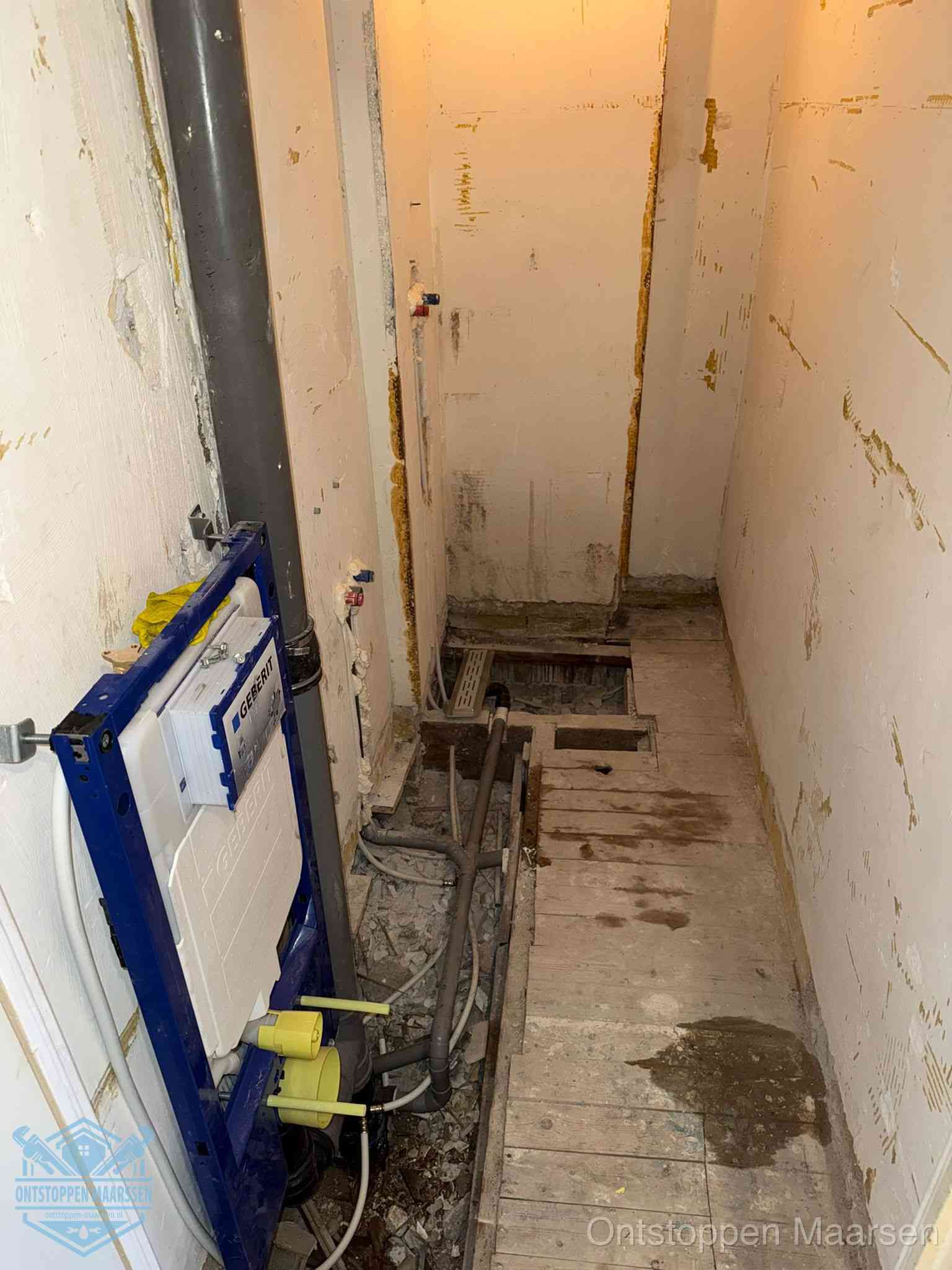 Een opgebroken toiletruimte tijdens renovatie met een Geberit inbouwreservoir en blootliggende oude afvoerleidingen, typisch voor oudere woningen in Maarssen